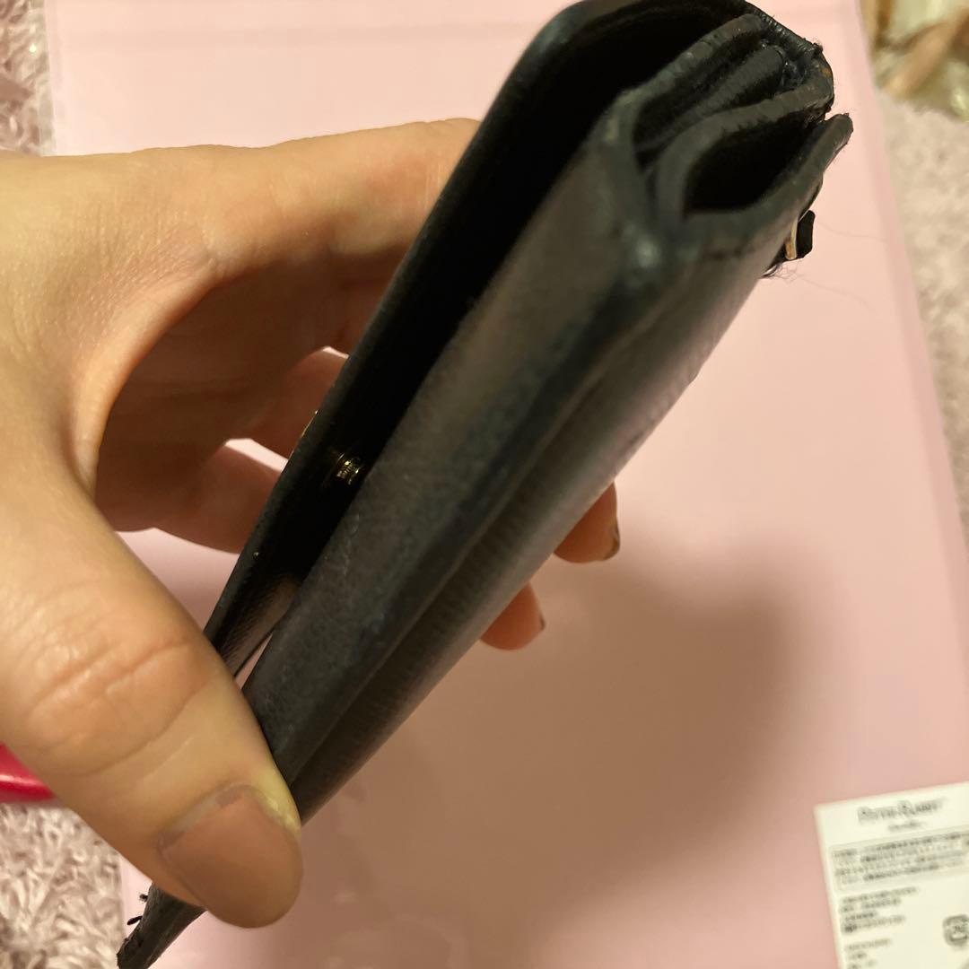 CHANEL黒 レザー 二つ折り財布 金色ロゴ付き