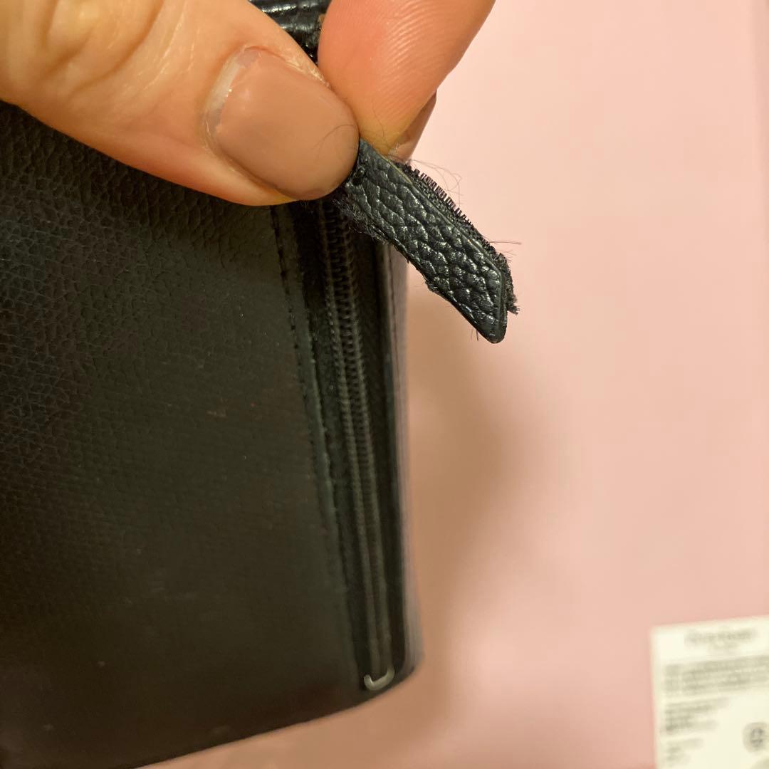 CHANEL黒 レザー 二つ折り財布 金色ロゴ付き