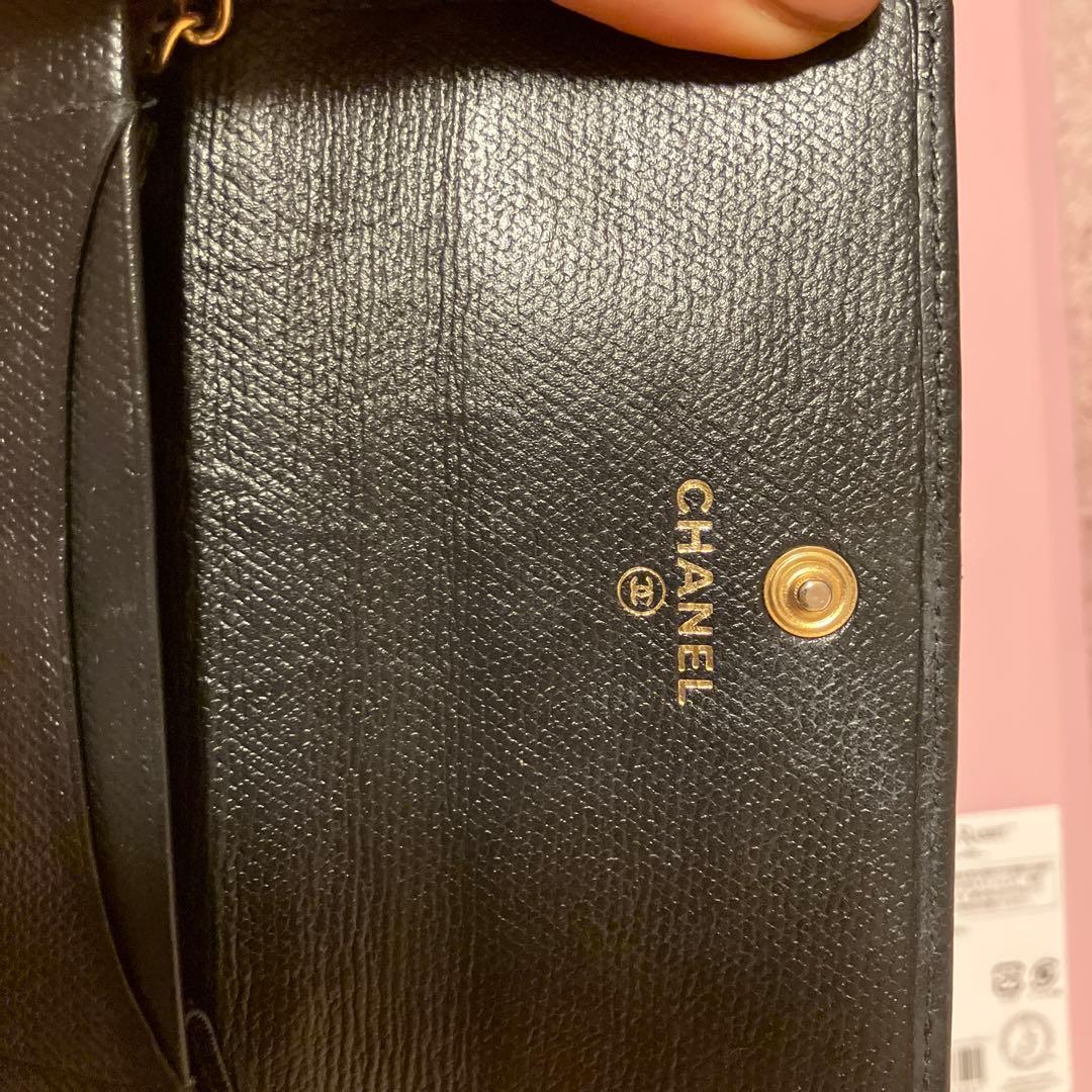 CHANEL黒 レザー 二つ折り財布 金色ロゴ付き