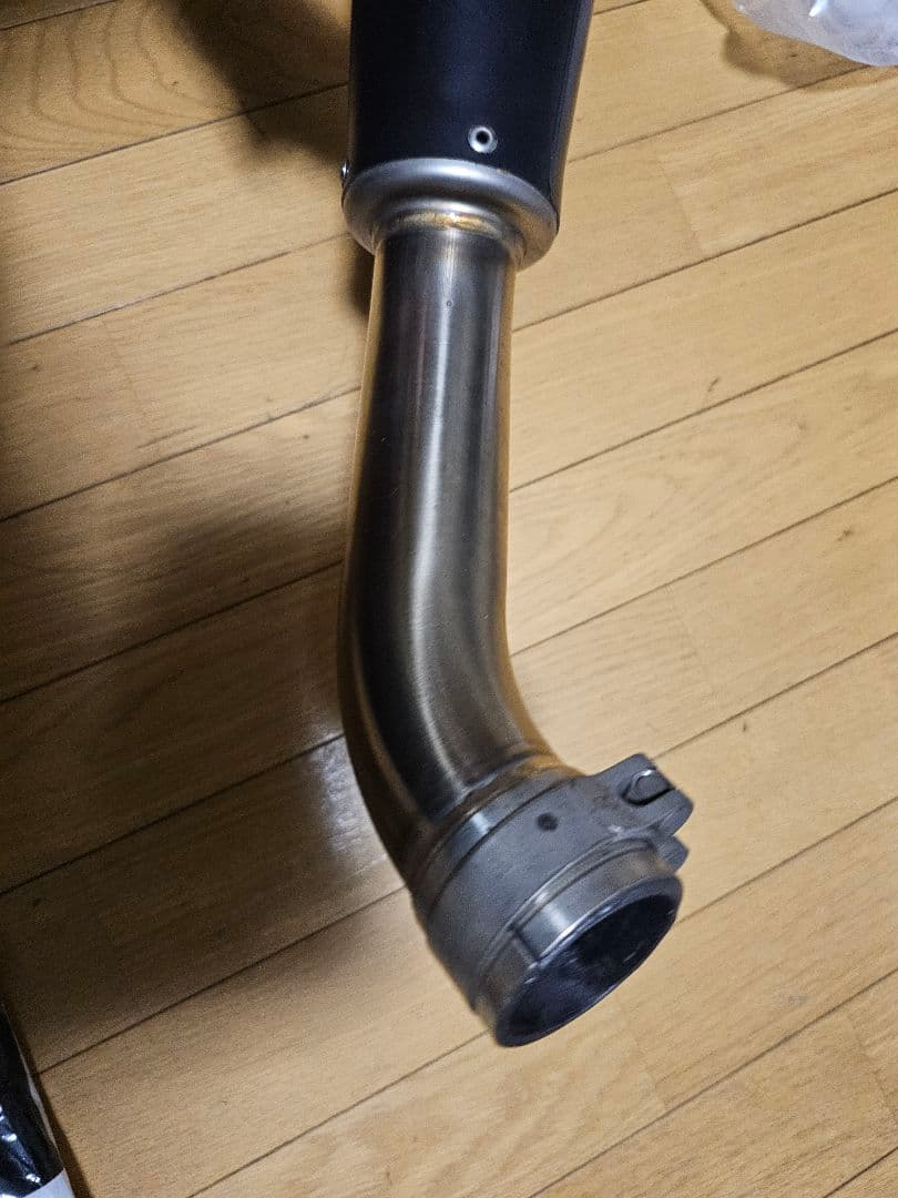 スヴァルトピレン　ヴィットピレン　ハスクバーナ　AKRAPOVIC マフラー