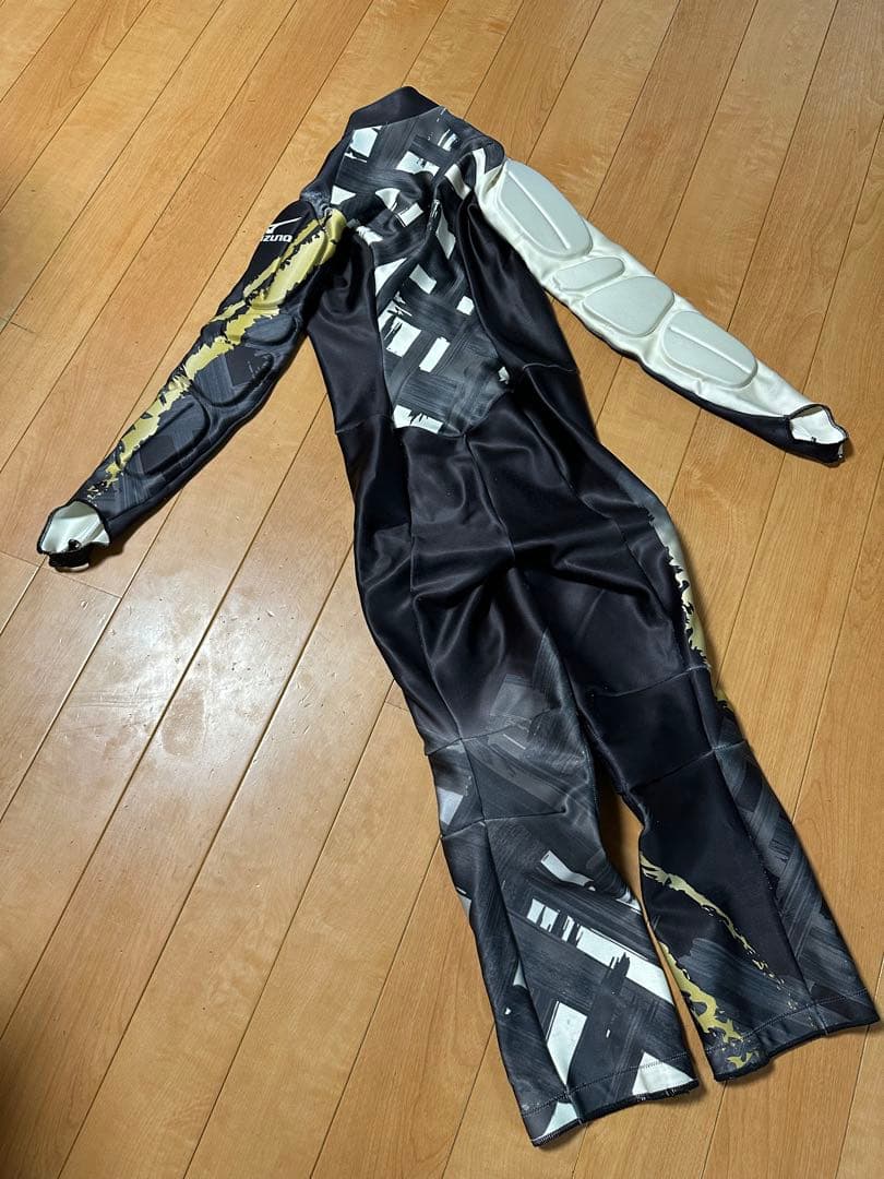 子ども用スキーウェア 黒と白のデザイン