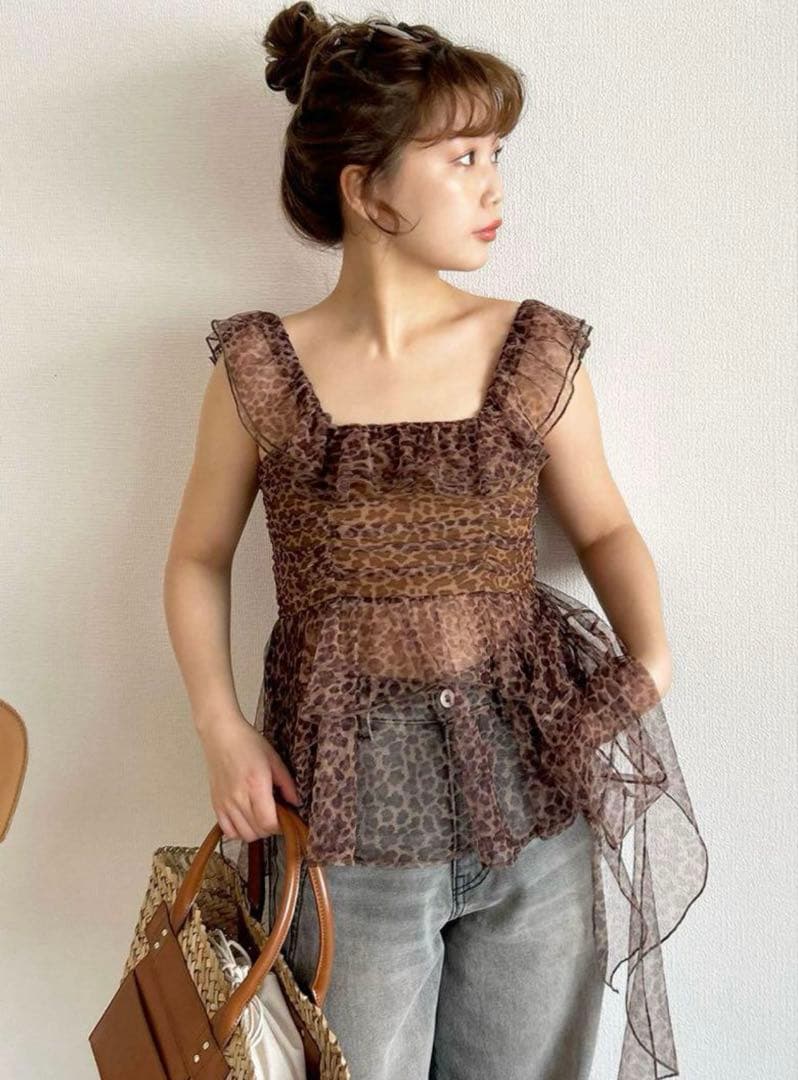 新品タグ付き　LILYBROWN ペプラムフリルトップス