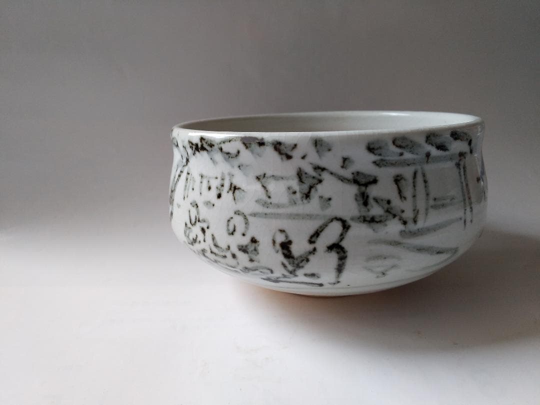 天神窯 岡本欣三 作 鉄繪 茶碗 茶道具 共箱 共布 栞 新品 未使用 です。