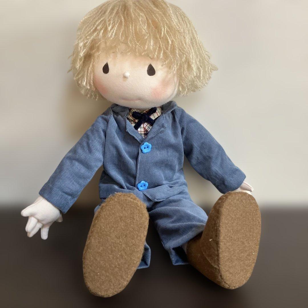 紳士風の男の子の人形