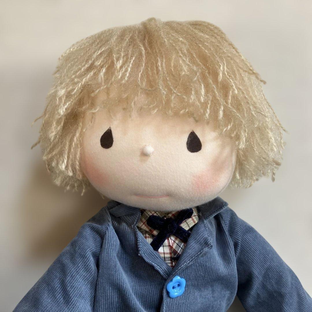 紳士風の男の子の人形