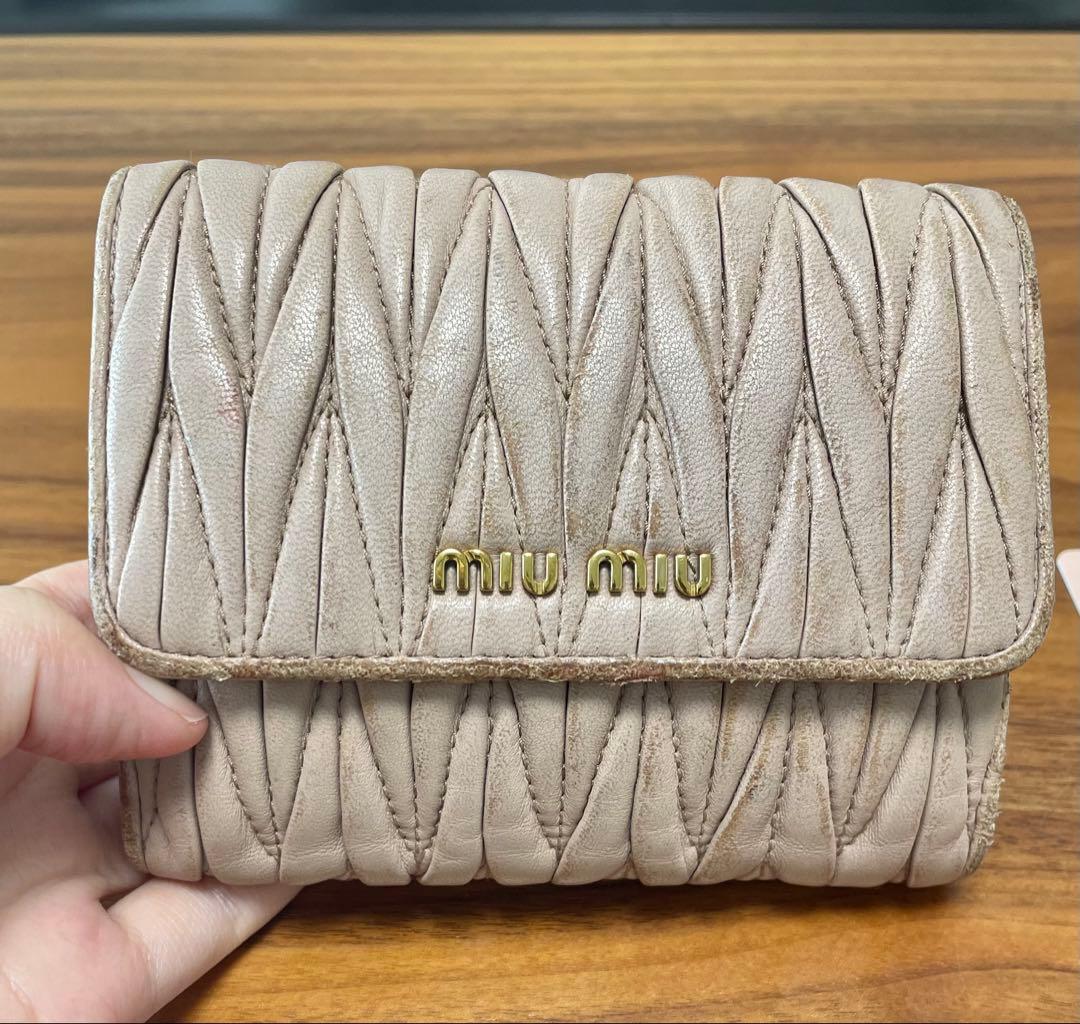 MIU MIU カメオ　マトラッセ 二つ折り財布