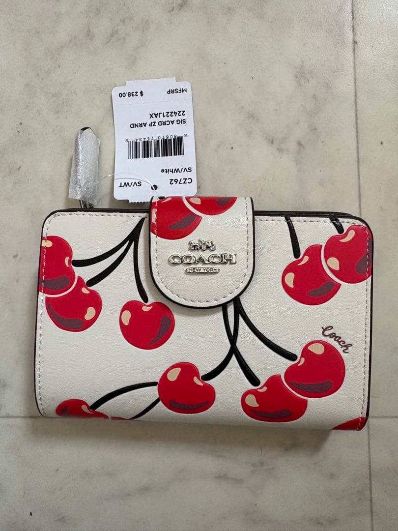 COACH チェリー柄 二つ折り財布　新品未使用　コーチさくらんぼ