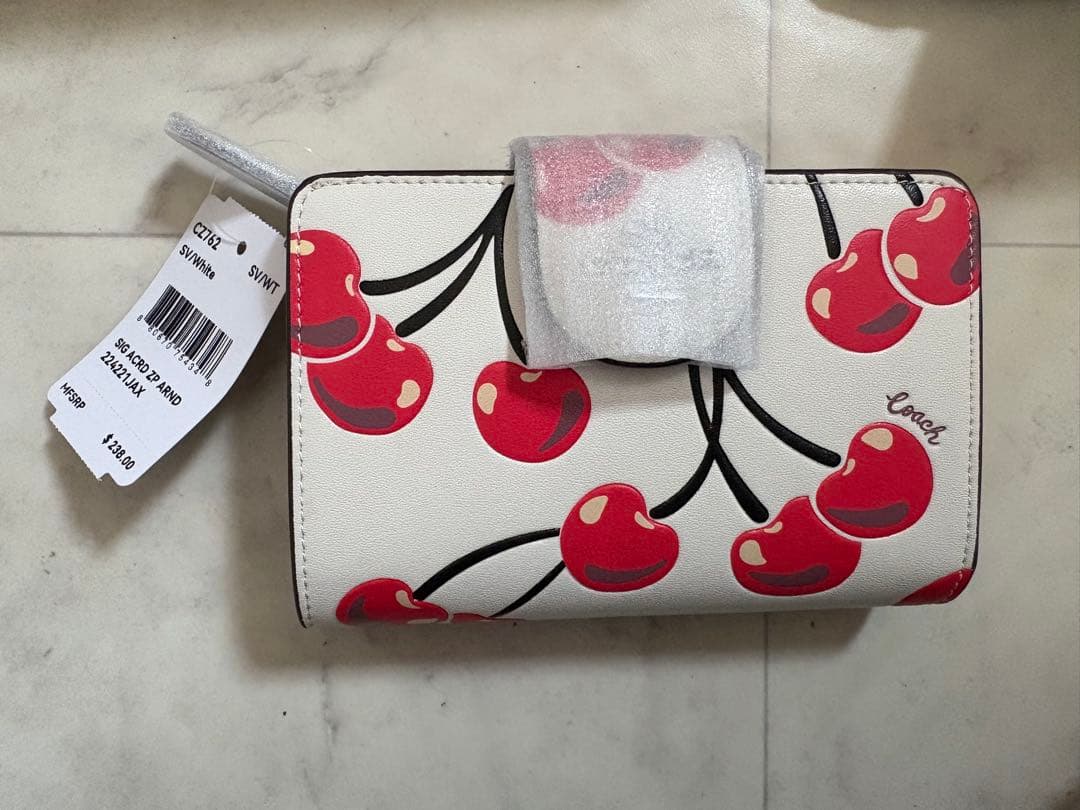 COACH チェリー柄 二つ折り財布　新品未使用　コーチさくらんぼ