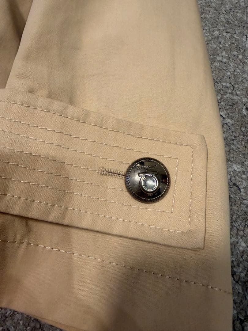 【美品】Salvatore Ferragamo ベージュトレンチコート 40
