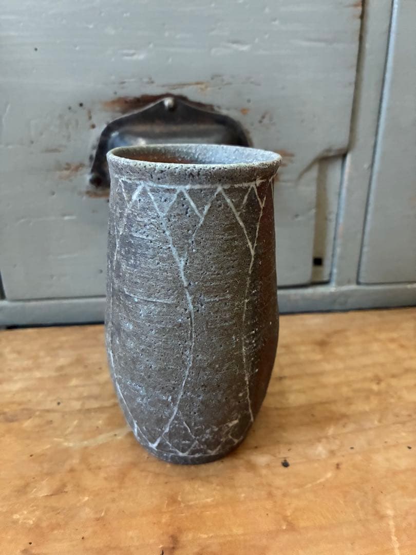 幾何学模様の陶器　花瓶　カップ