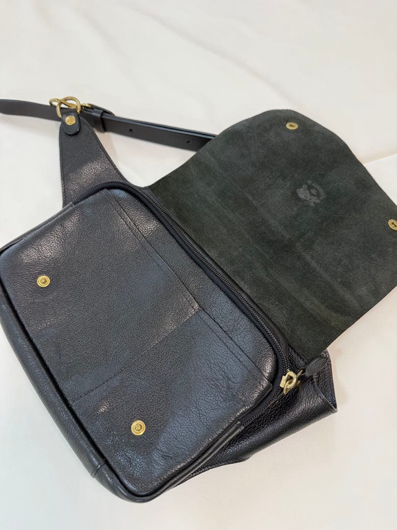 美品　イルビゾンテ ボディバッグ レザー 黒