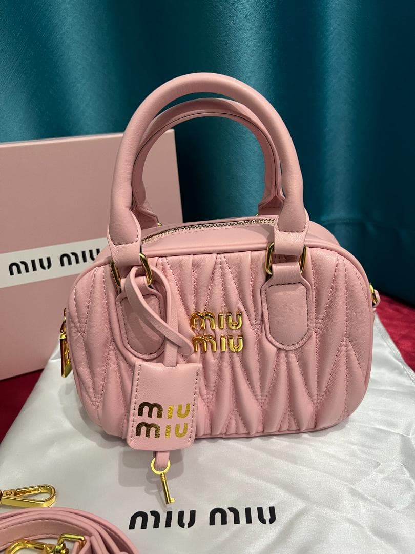 mIu mIu ピンク ショルダーバッグ