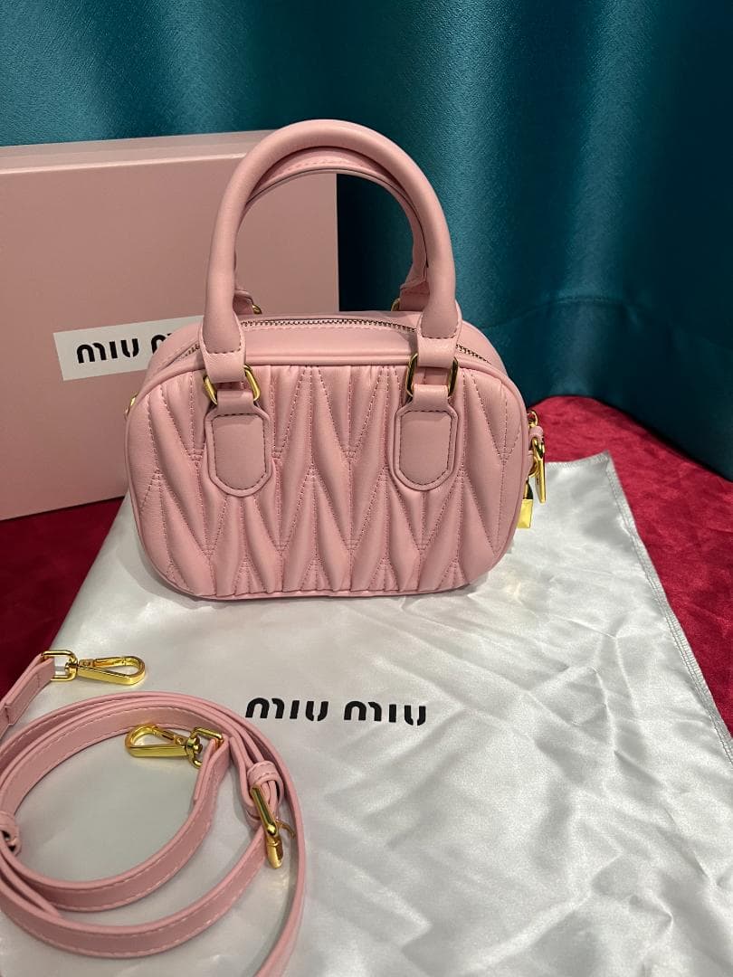 mIu mIu ピンク ショルダーバッグ