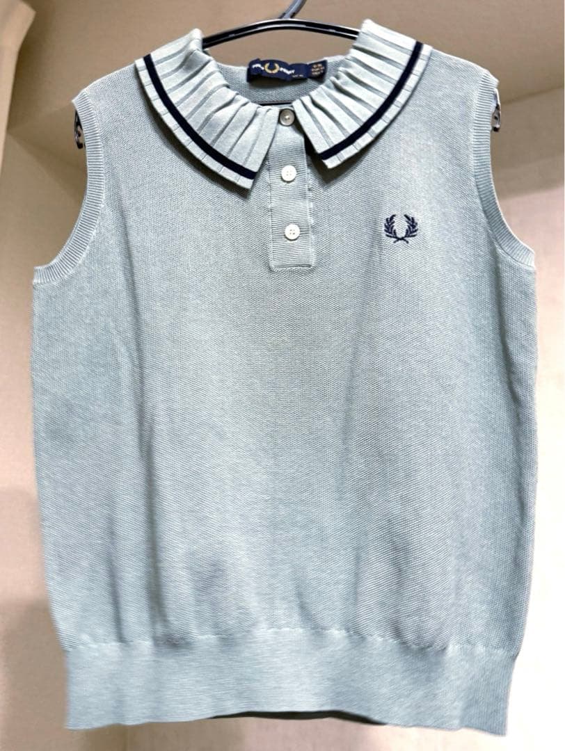 FRED PERRY プリーツ襟ノースリーブトップス