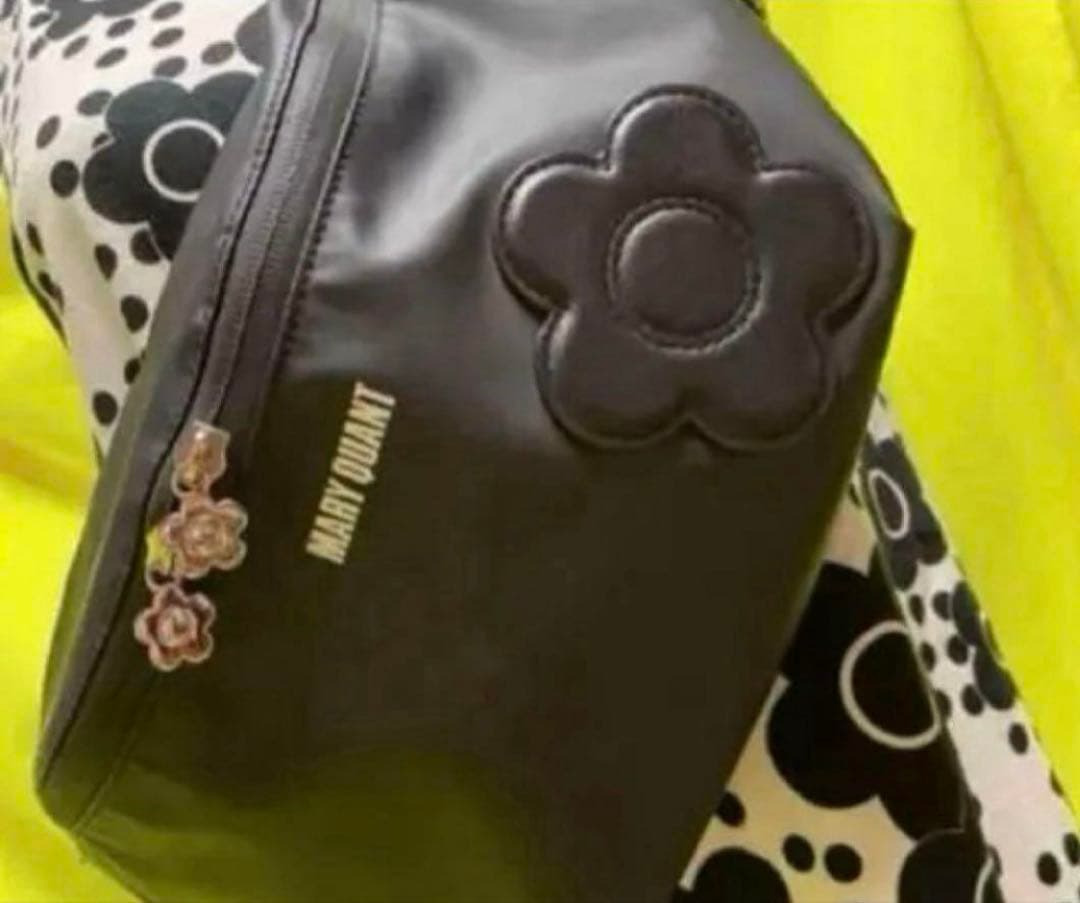 MARY QUANT ブラック ボディバッグ