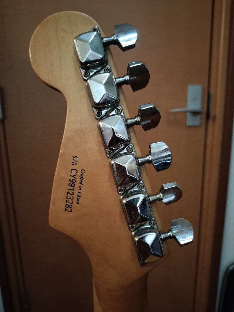 Squier ストラトキャスター　by fender スクワイア　エレキギター