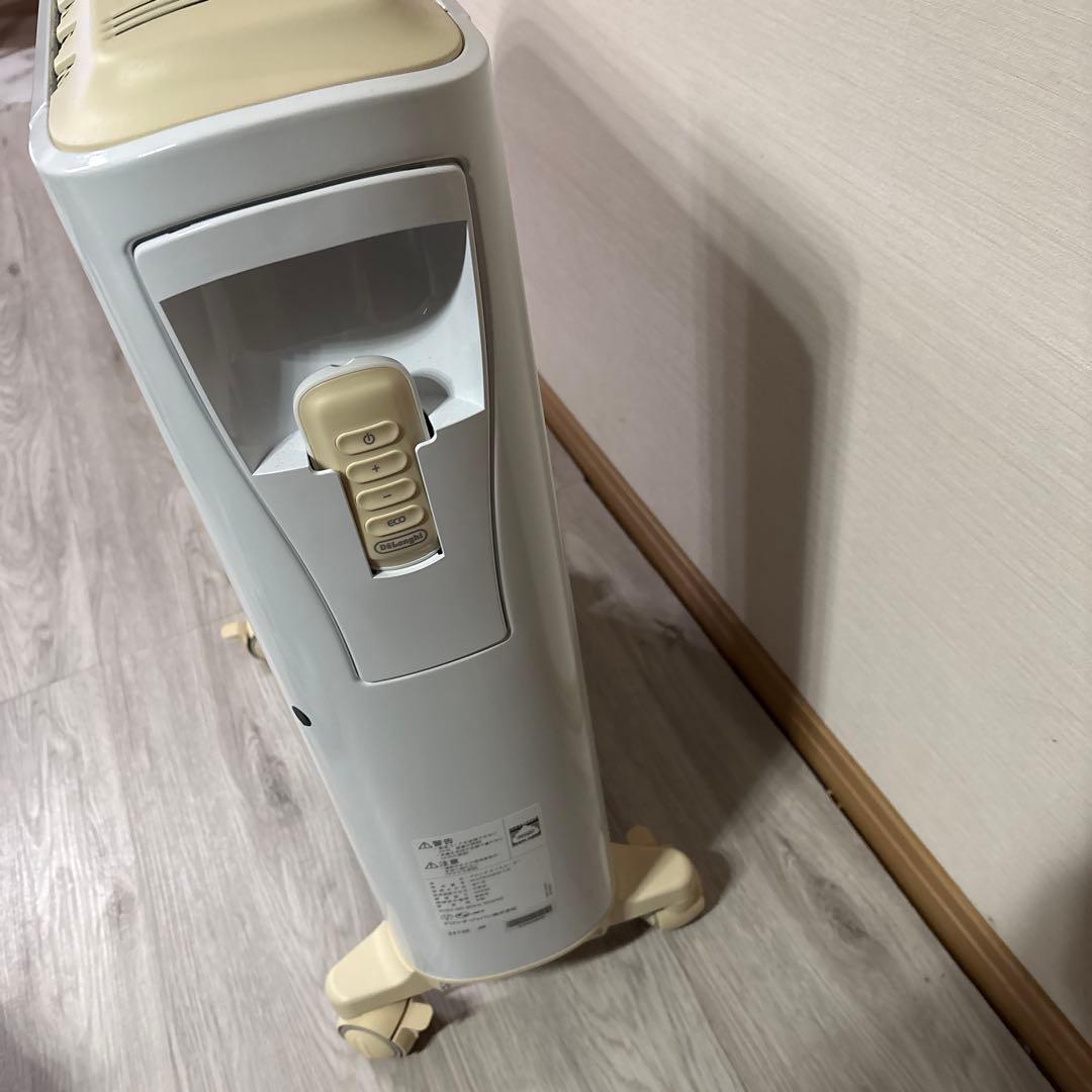 大特価　ほぼ未使用デロンギ　オイルヒーター スリムデザイン