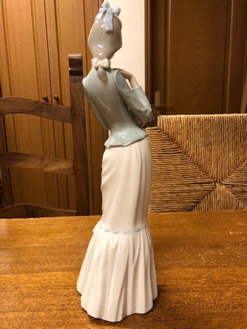 リヤドロ LLADRO 仔犬を抱く貴婦人