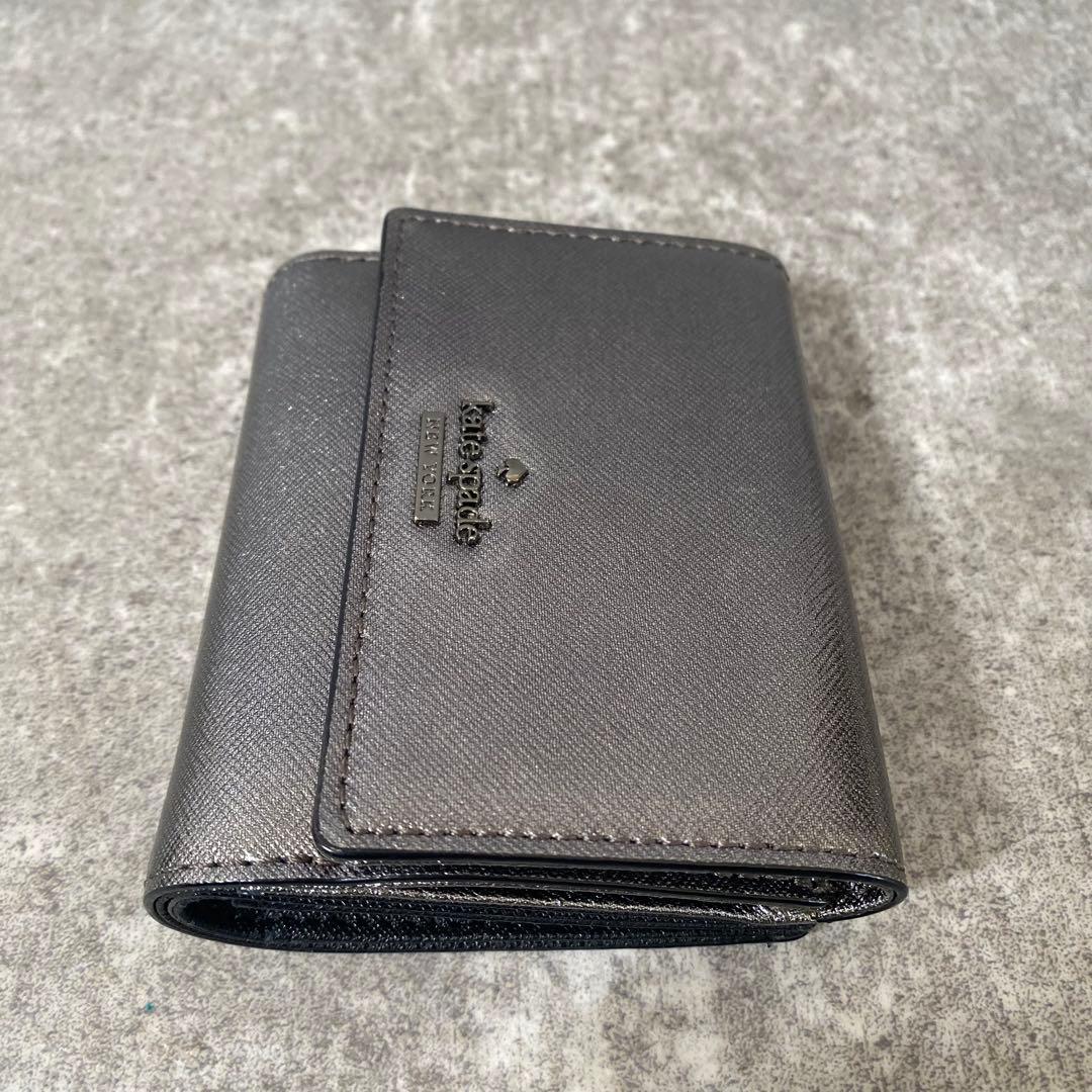 新品未使用　ケイトスペード　折り財布　レザー　シルバー　コンパクトウォレット