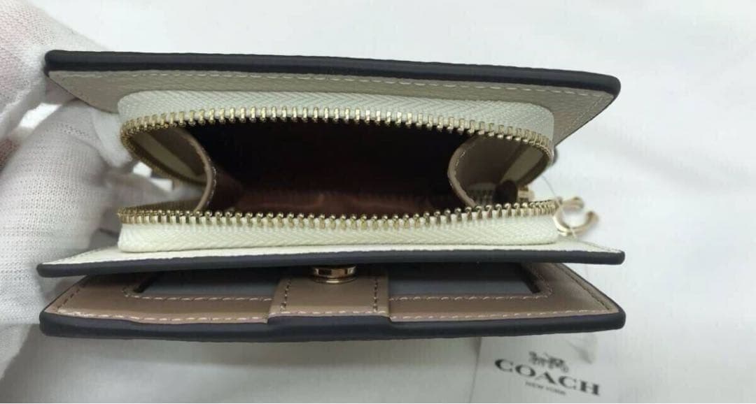 COACH 猫イラスト 二つ折り財布 ホワイト