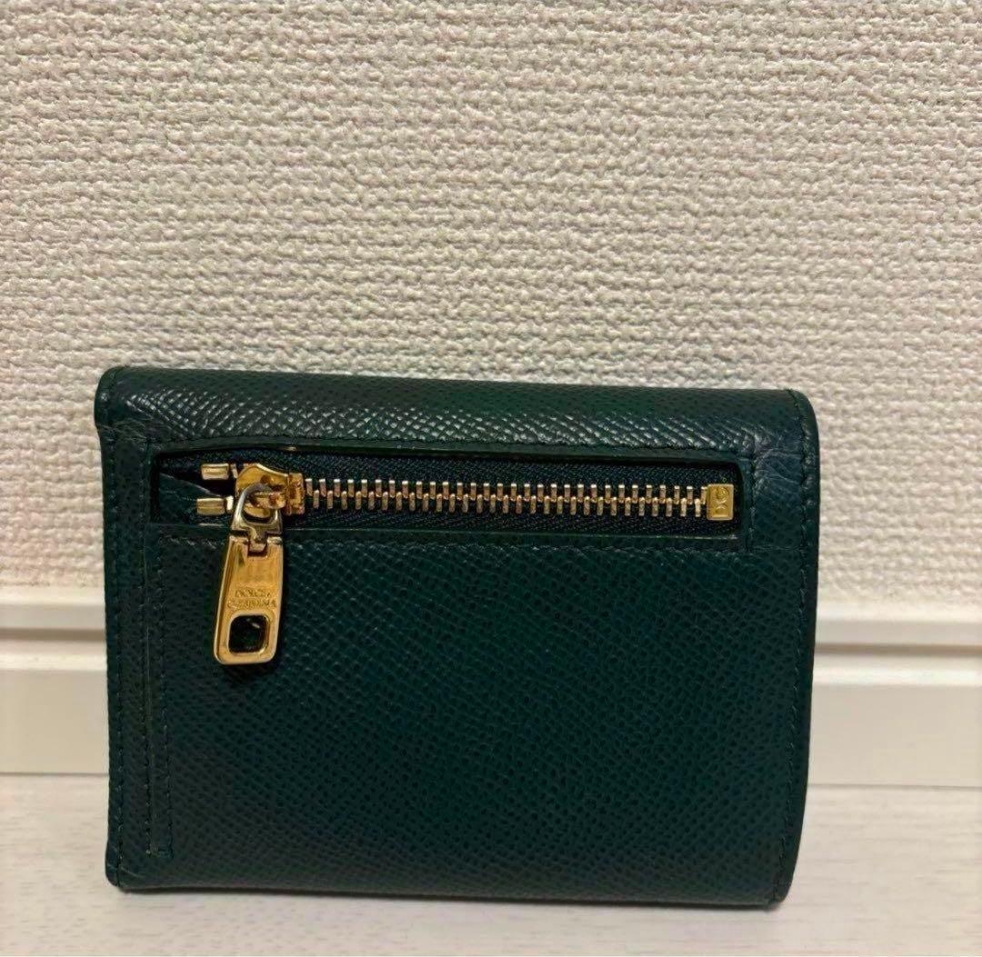 ぢ*ん様 未使用に近い✨DGロゴ付きダークグリーン三つ折り財布