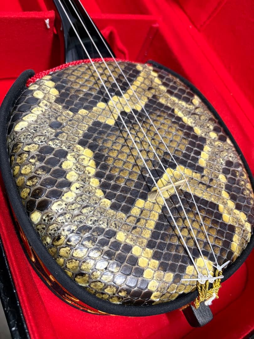 【中古】沖縄三線　本皮一枚張り　真壁型三線　ハードケース付き　メンテナンス済み