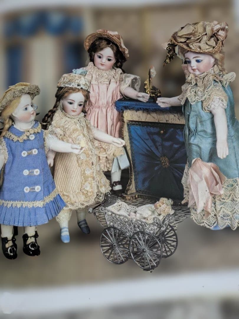 洋書 The Little Ones: French And German Dolls