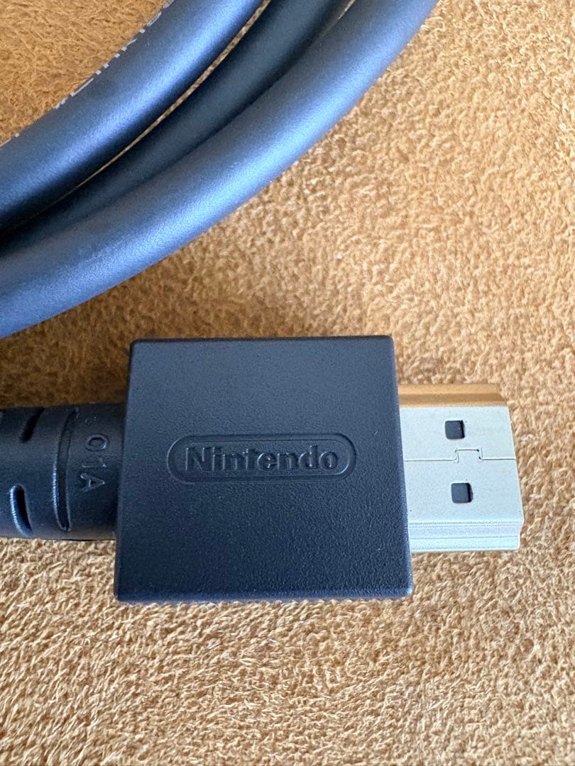 S*a様 NINTENDO switch 本体一式・ジョイコン2個付属【極美品】
