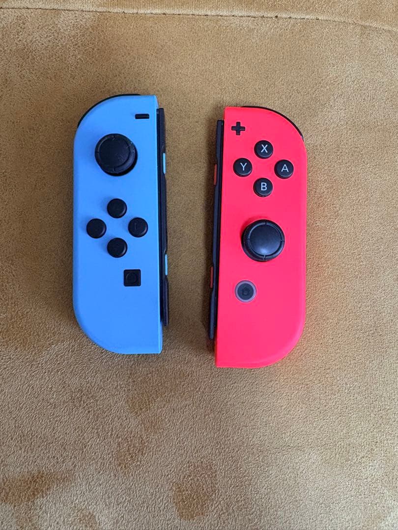 S*a様 NINTENDO switch 本体一式・ジョイコン2個付属【極美品】