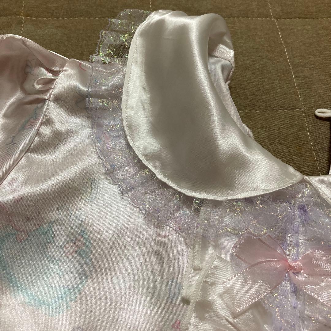 ナイルパーチ BABYGIFT柄パステルピンクサテン生地ひざ丈ワンピース♡