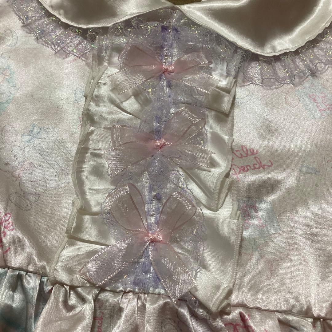 ナイルパーチ BABYGIFT柄パステルピンクサテン生地ひざ丈ワンピース♡