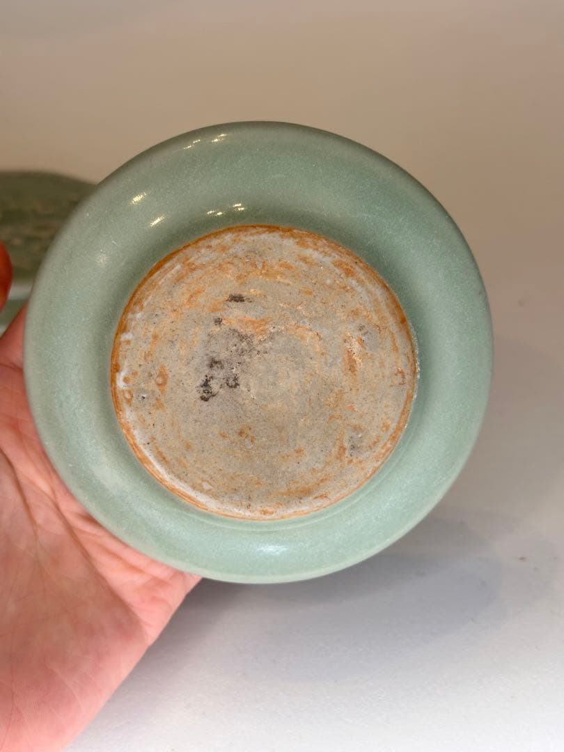 中国 龍泉窯 青磁 花文 香合 梅花文様風 上品な翡翠色