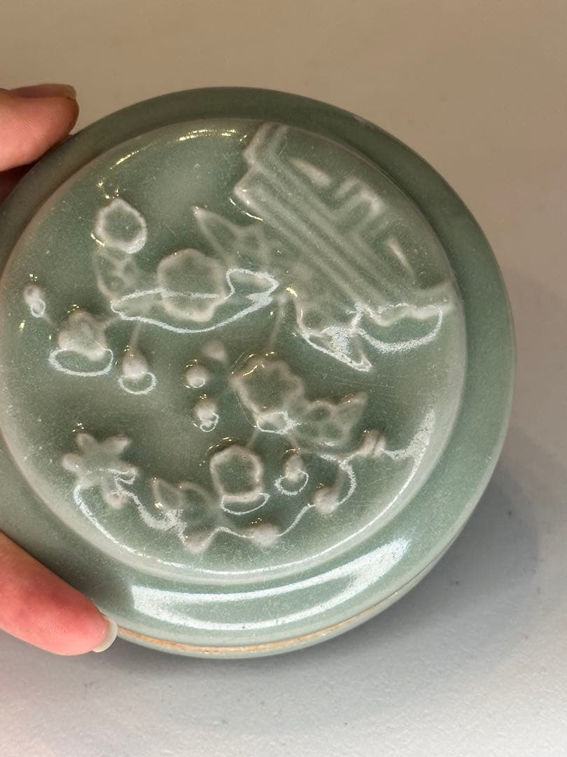 中国 龍泉窯 青磁 花文 香合 梅花文様風 上品な翡翠色