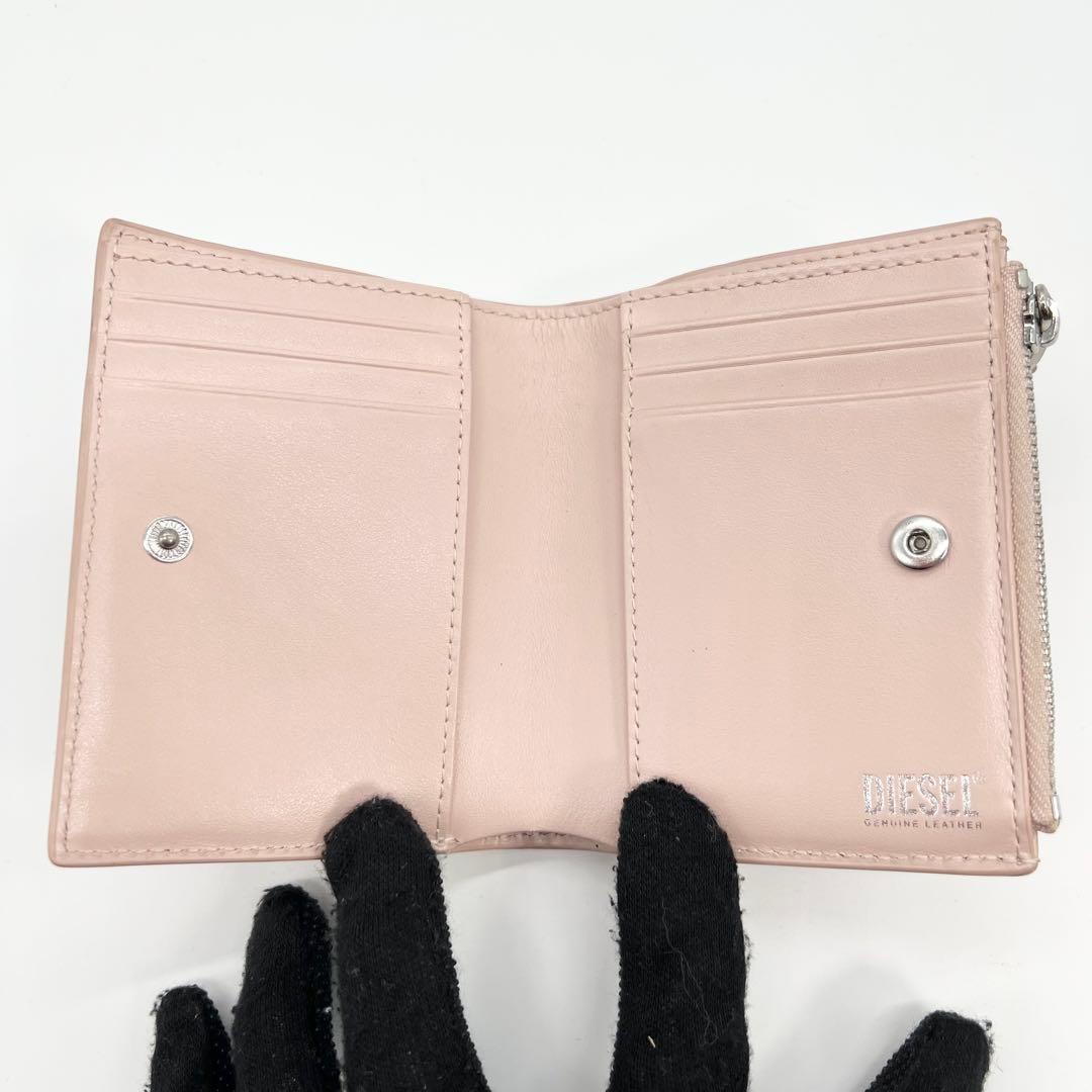 美品✨ディーゼル　ミニウォレット　二つ折り財布　Dロゴ　メタルロゴ　ピンク