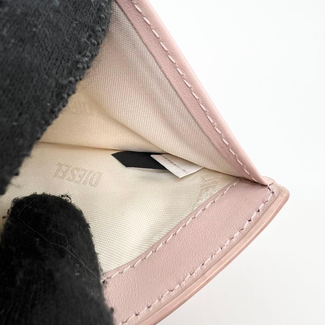 美品✨ディーゼル　ミニウォレット　二つ折り財布　Dロゴ　メタルロゴ　ピンク