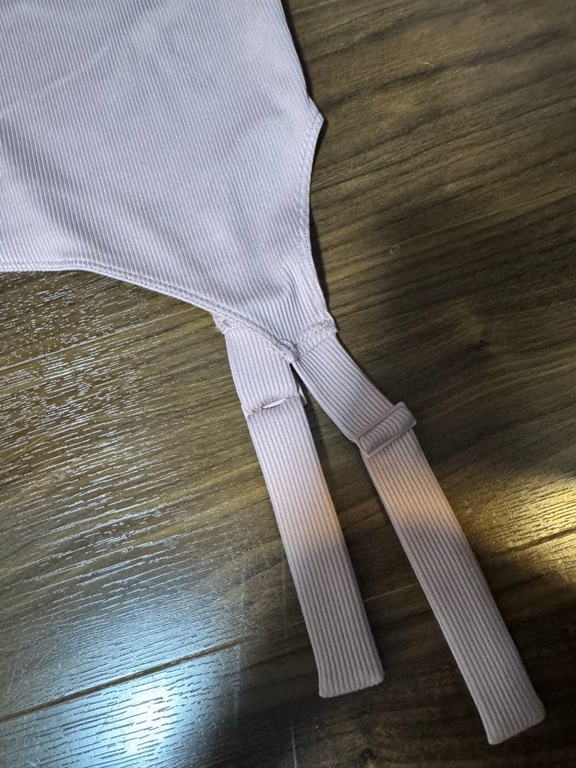Alo Yoga アロソフトリブリベレーションタンク　ピンク