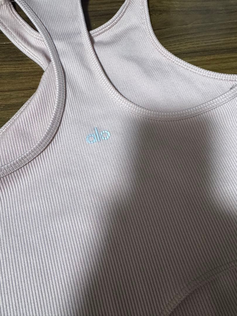 Alo Yoga アロソフトリブリベレーションタンク　ピンク