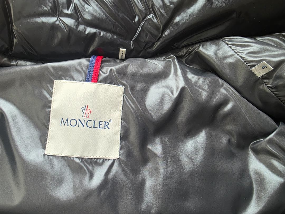 MONCLER ブラック ダウンベスト