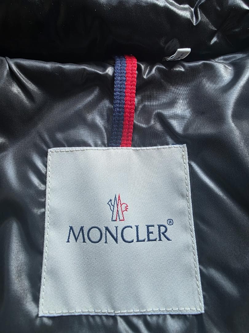 MONCLER ブラック ダウンベスト