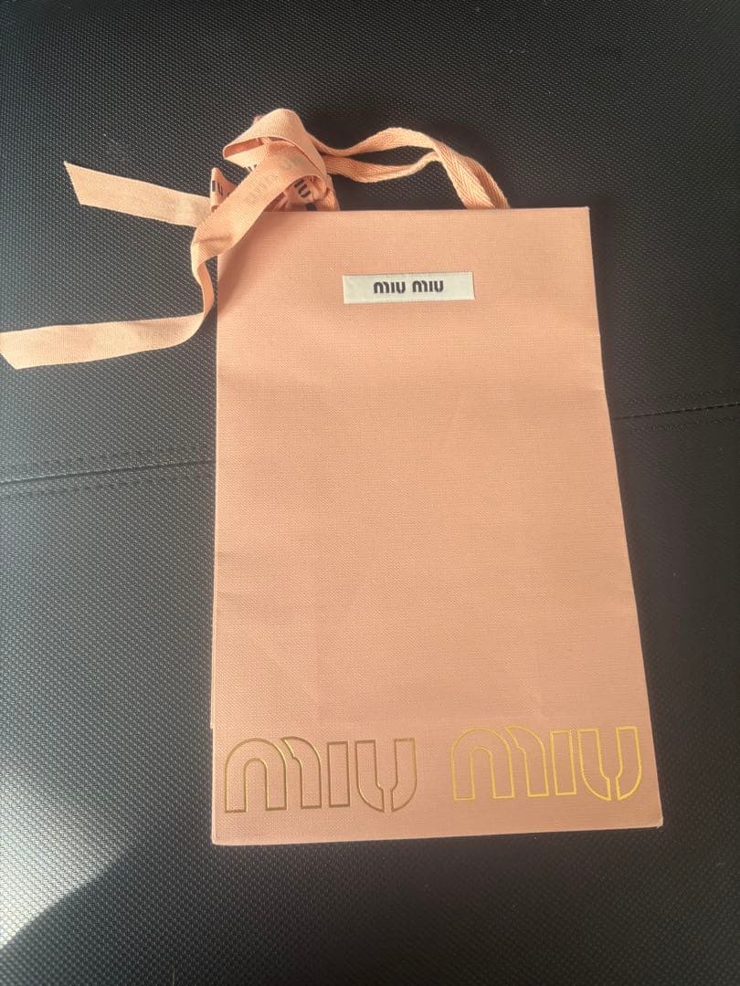 miu miu 二つ折り財布 黒/赤 ハートモチーフ