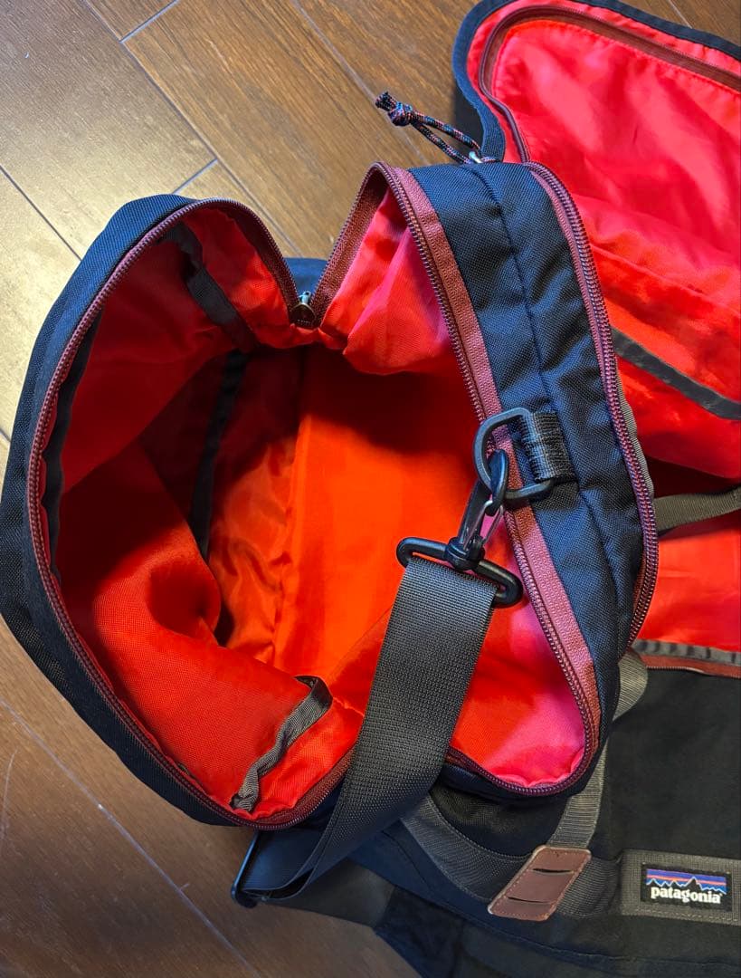 Patagonia ボストンバッグ ブラック/レッド