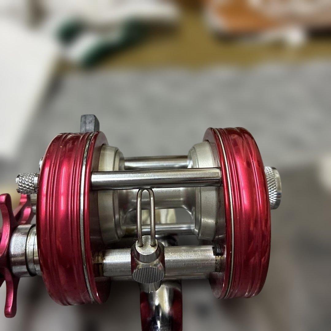 リール A bu Garcia2500c red