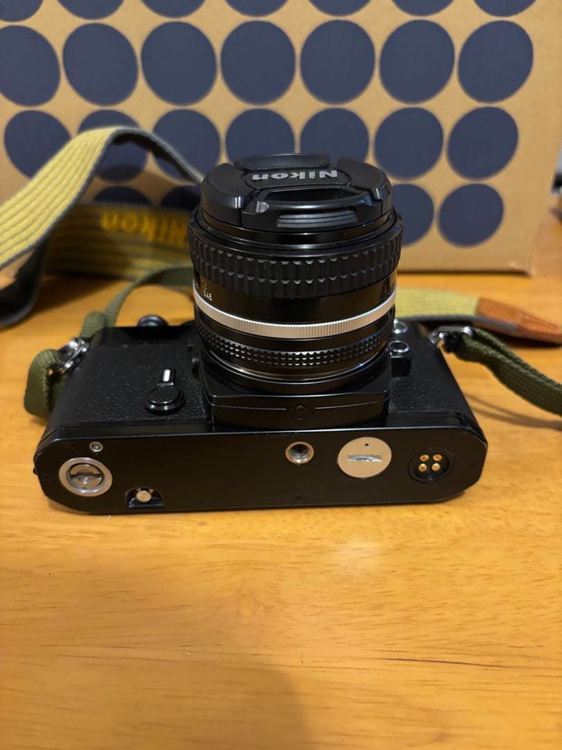 Nikon FE 一眼レフカメラ　Nikkorレンズ、ストラップつき