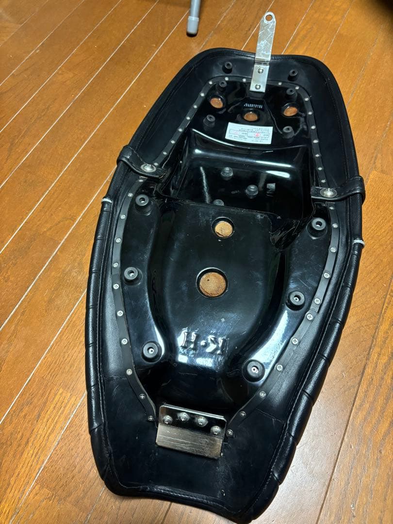 G*0様 K&H スポーツスター用　ダブルシート　シルバーパイピング　04〜