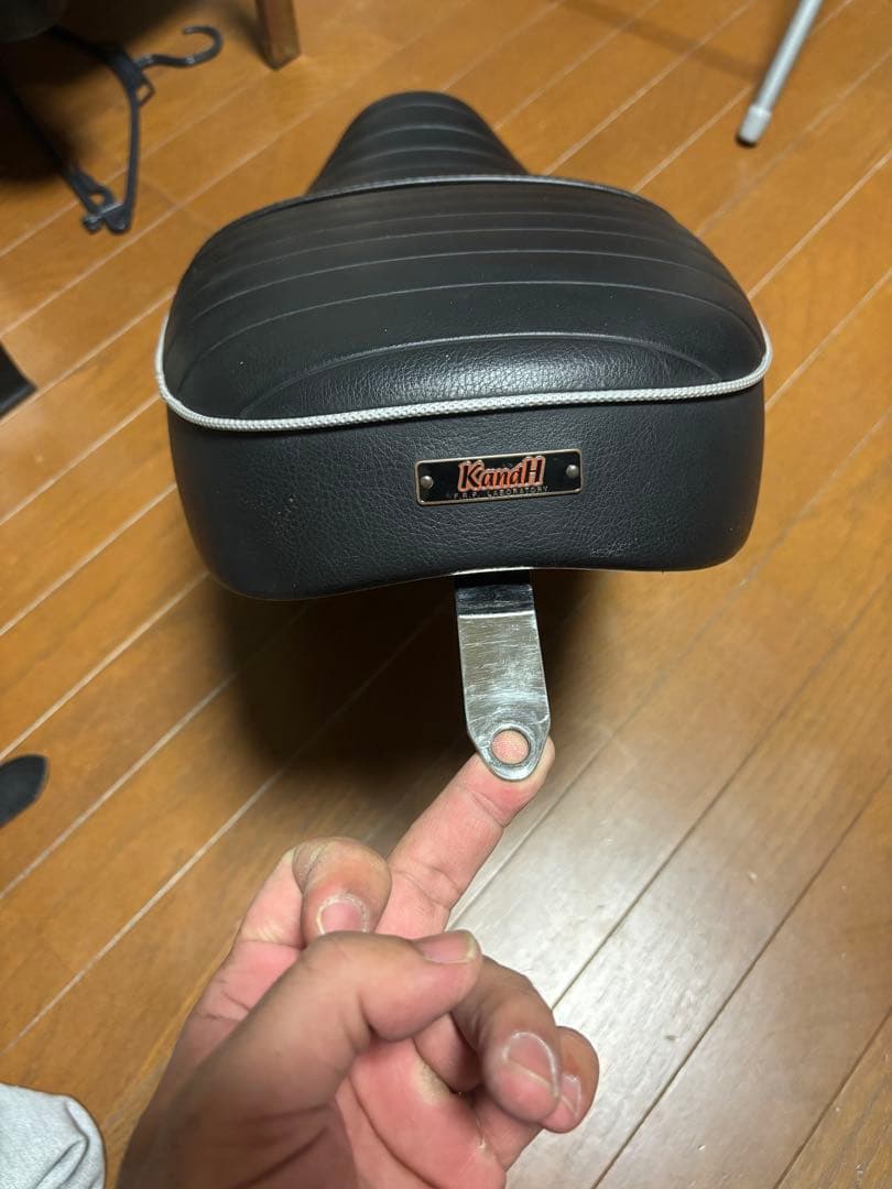 G*0様 K&H スポーツスター用　ダブルシート　シルバーパイピング　04〜