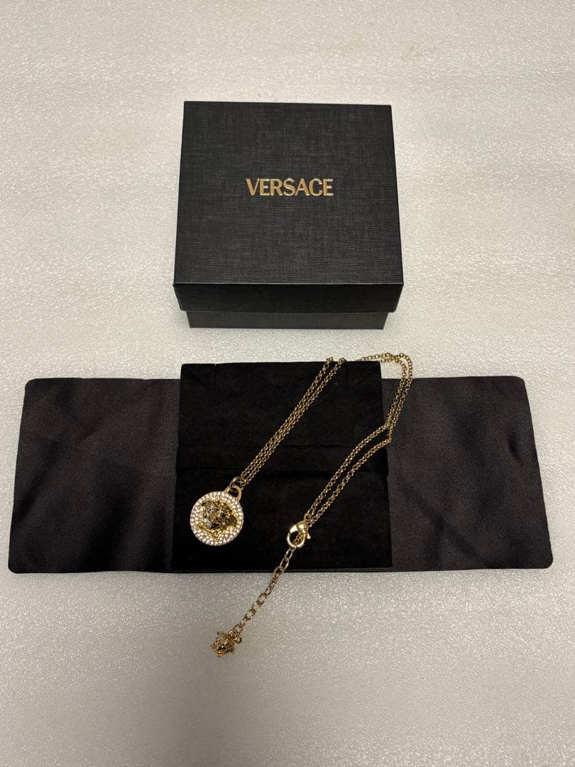 VERSACE メデューサラインストーンネックレス