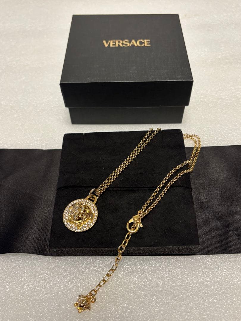 VERSACE メデューサラインストーンネックレス