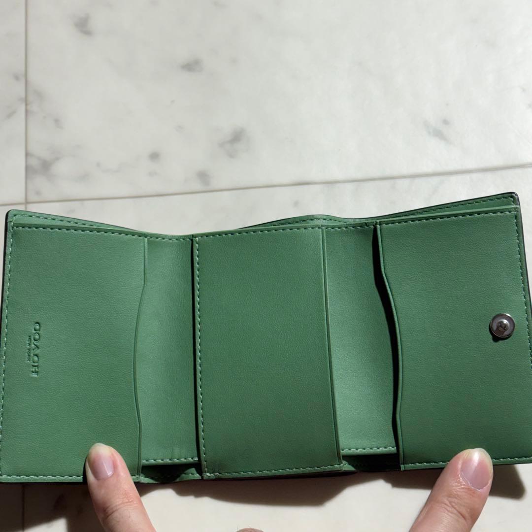 未使用級✨COACH コーチ グリーン 三つ折り 財布 ウォレット 現行