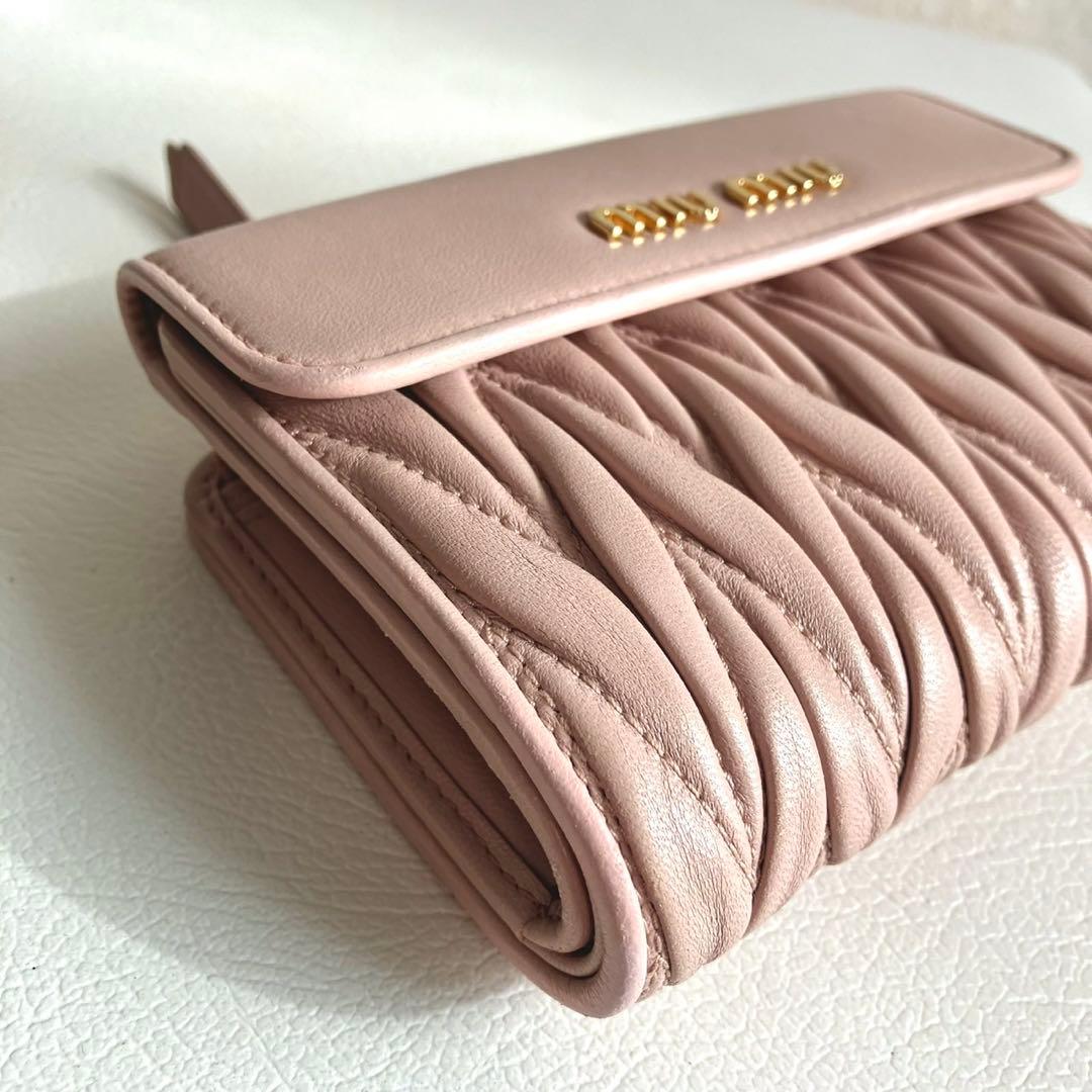 RFID搭載 MIUMIU 3つ折り財布 マテラッセ ロゴ レザー ピンク