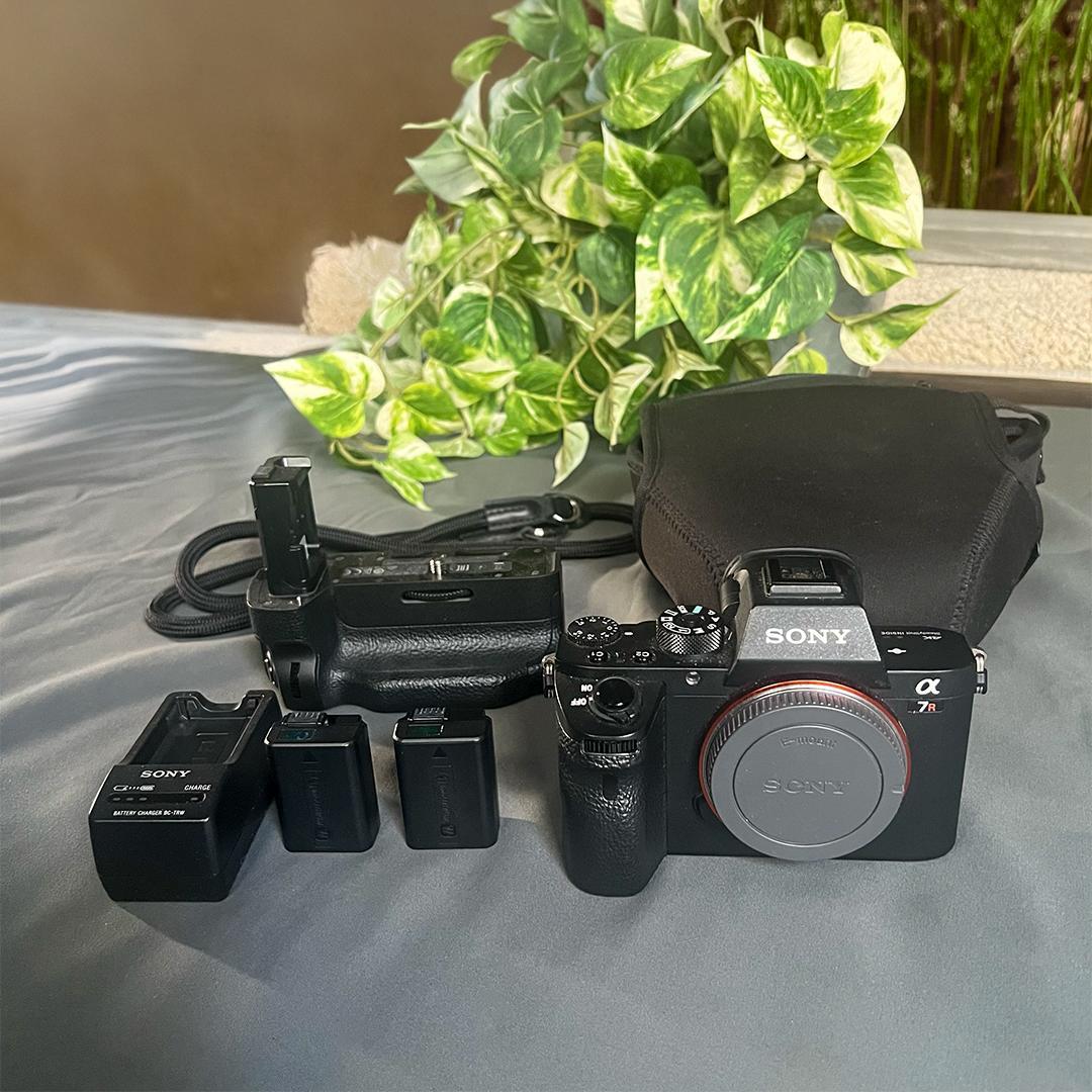Sony α7R Ⅱ本体+VG-C2EM+純正バッテリー２個+ストラップ+ケース
